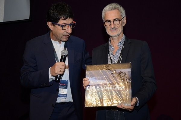 Dr. Mehech entregando reconocimiento a Dr. Muraine.